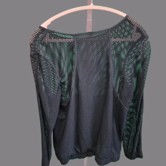 Lululemon Mesh On Mesh Pop Over Black - Picture 7 of 9